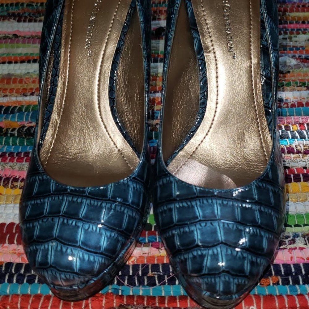 BCBGeneration Teal Leather Chunky Pump Size 8